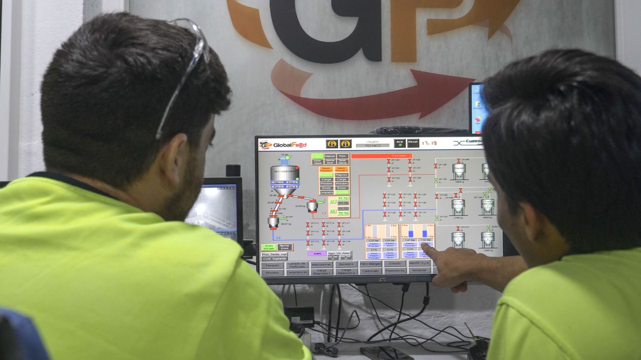 Operarios Globalfeed planta de producción